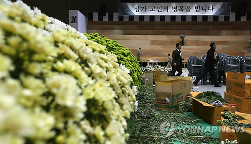 세월호 침몰 사고로 희생된 안산 단원고등학교 학생들을 위한 임시 합동분향소가 경기도 안산 올림픽기념관에서 23일부터 운영된다. 22일 오후 관계자들이 분향소 설치 작업을 하고 있다.