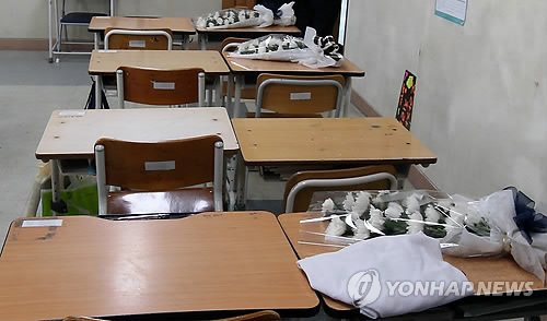 세월호에서 희생된 경기도 안산 단원고등학교 2학년 학생들의 책상 위에 22일 국화가 놓여 있다.