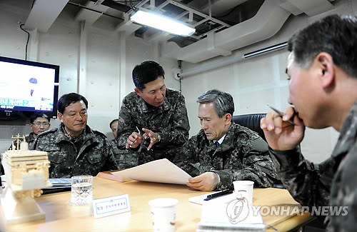 독도함 현장 구조지원본부 찾은 김관진 장관