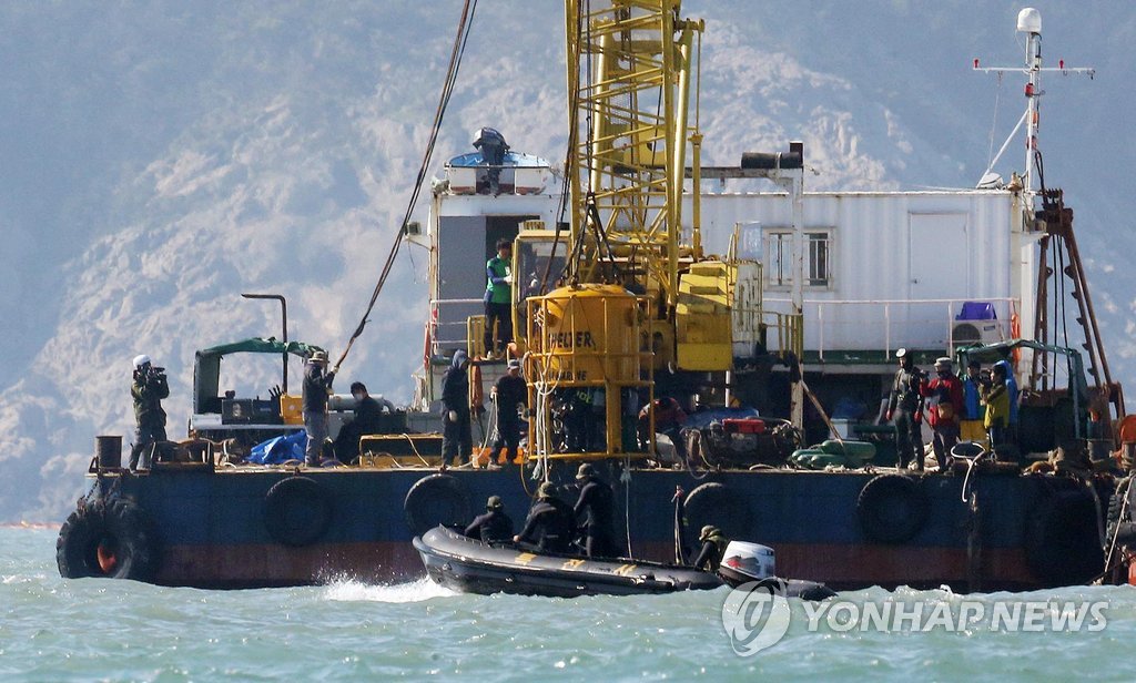 30일 오후 전남 진도군 조도면 관매도 인근 사고해역에 투입된 해난 구조장비 '다이빙 벨'이 물 밖으로 나오고 있다.