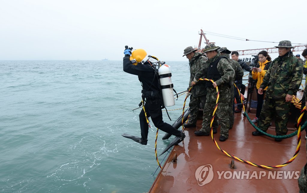 전남 진도군 관매도 인근 세월호 침몰 사고 해역에서 잠수사가 실종자 수색을 위해 바다로 뛰어들고 있다. (연합뉴스 자료사진)