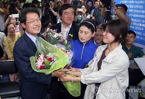 꽃다발 받고 환하게 웃는 조희연 후보