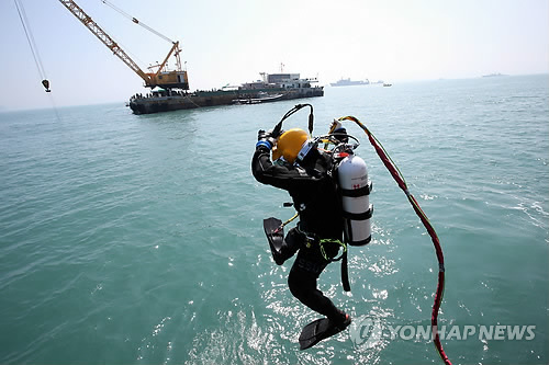 5일 전남 진도군 세월호 사고해역에 정박한 언딘 바지선에서 해군 해난구조대 심해잠수사가 입수하고 있다. (연합뉴스 DB)