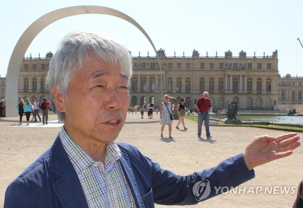 베르사유궁에서 작품 설명하는 이우환