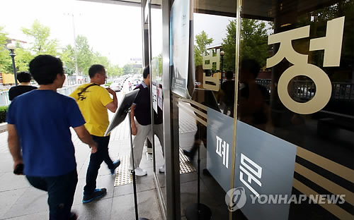 법정 들어가는 세월호 희생자 가족