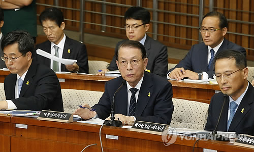 답변하는 김기춘 대통령 비서실장