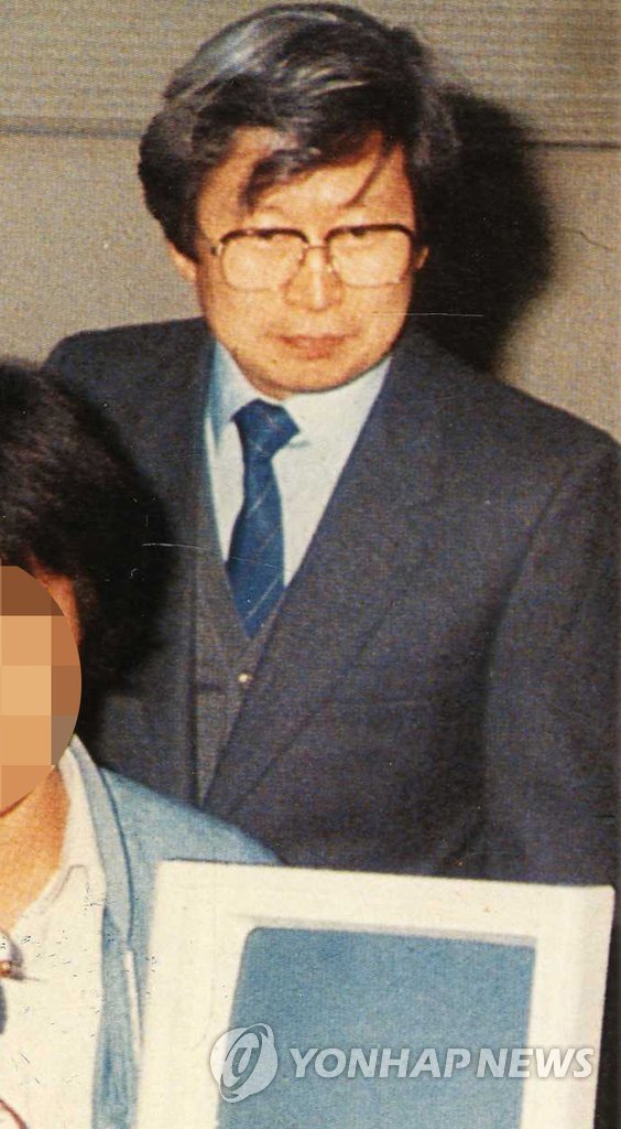 지난 1984년 유 전 회장이 세모 전신인 삼우 트레이딩 부천공장을 둘러보는 모습. (연합뉴스 자료사진)