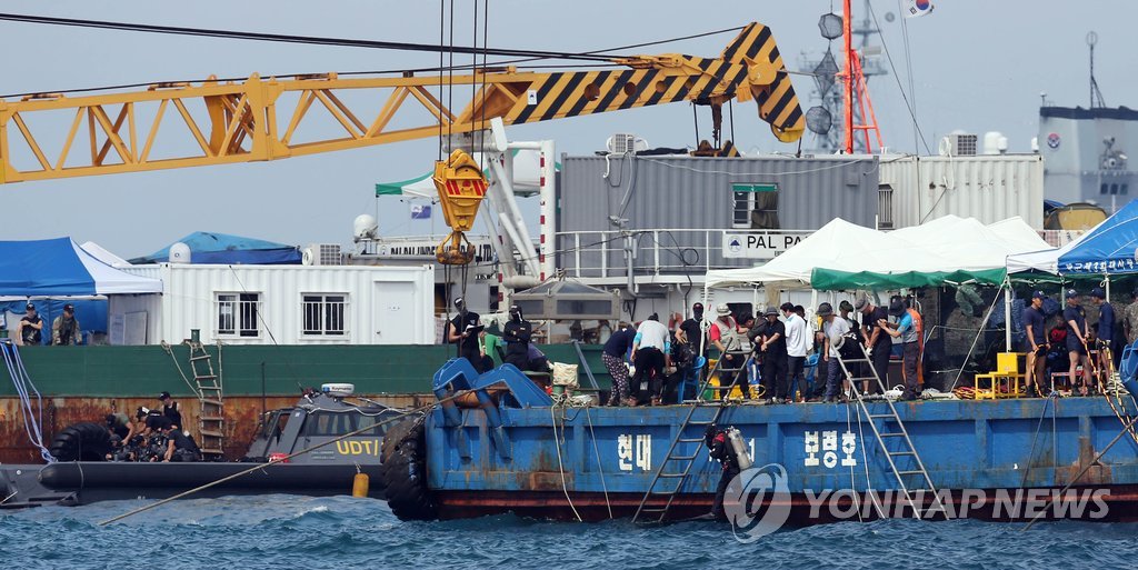 23일 전남 진도군 관매도 인근 세월호 침몰 사고 해역에서 민·관·군 합동구조팀이 수색작업을 벌이고 있다.