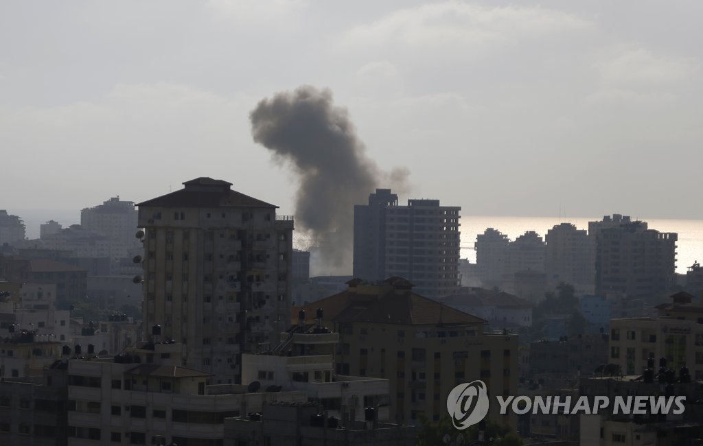 미국이 가자지구 공격으로 국제적 비난을 받는 이스라엘에 탄약을 공급한 사실이 알려져 논란이 일 전망이다. 30일(현지시간) 이스라엘군의 공습을 받은 팔레스타인 가자시티에서 연기가 솟고 있다. (AP=연합뉴스)