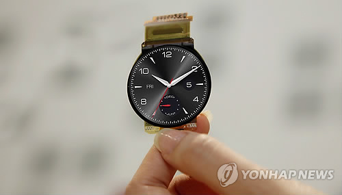 LG전자의 손목시계형 웨어러블 기기(스마트워치) 'G워치R' (LG 디스플레이 제공)