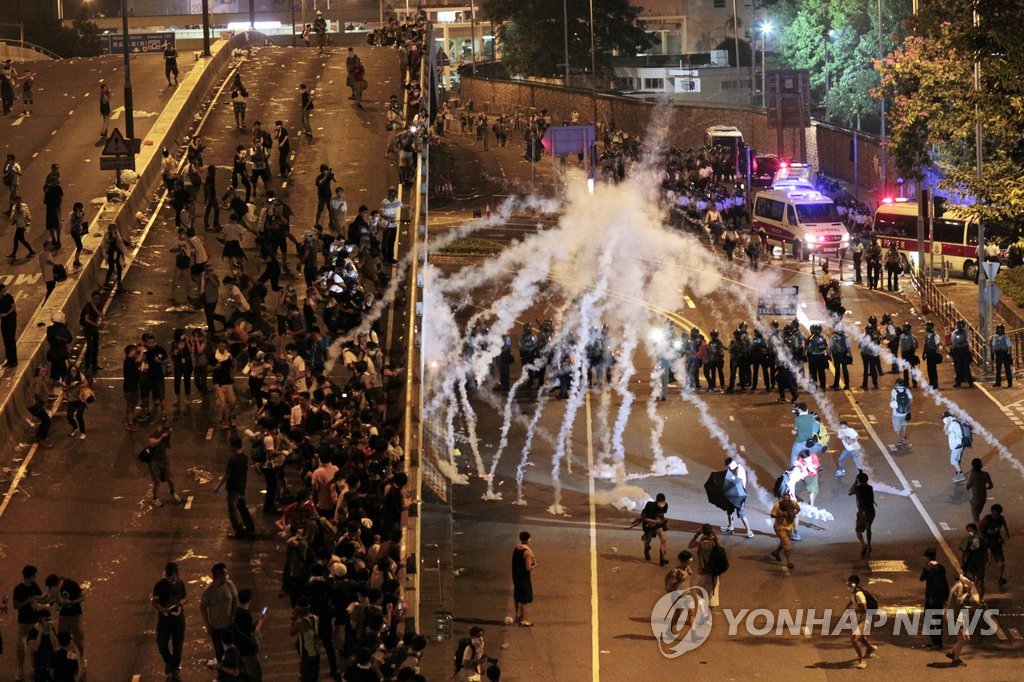 홍콩 시위해산에 최루탄 등장