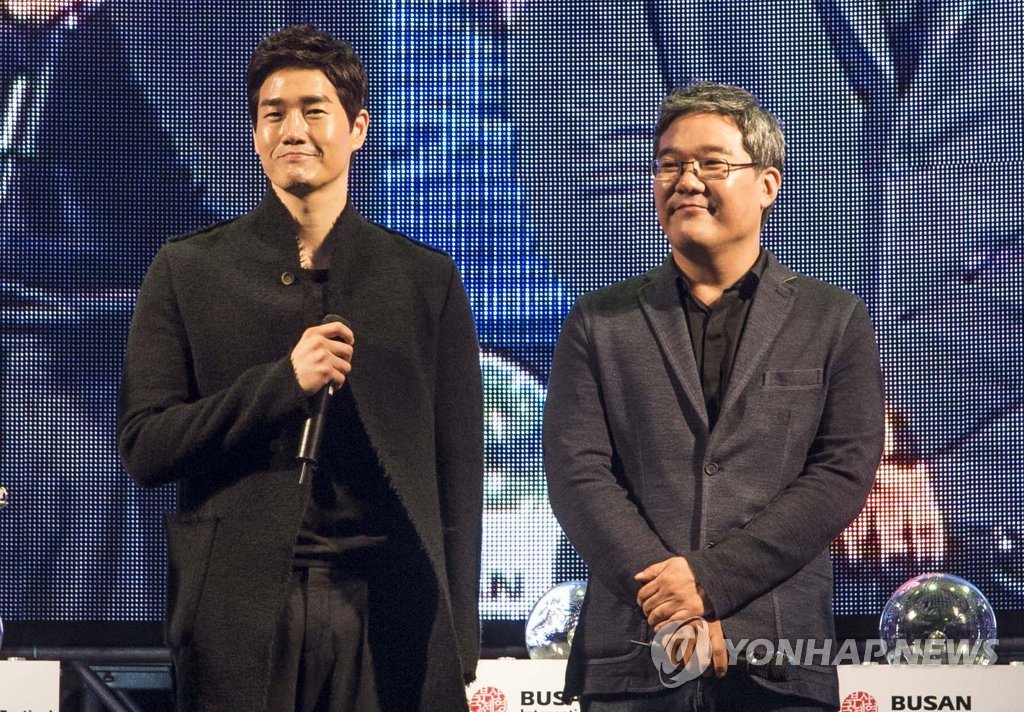 무대 인사하는 유지태, 김상만 감독