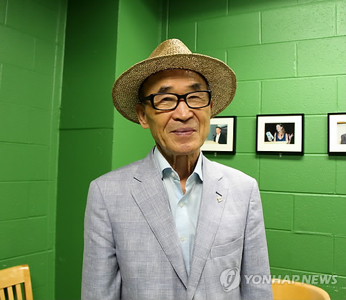 (시카고=연합뉴스) 김 현 통신원 = 미국의 시(詩) 전문 월간지 '포이트리'(Poetry) 초청으로 시카고를 방문한 시인 고은(81)이 연합뉴스와 인터뷰하고 있다. 2014. 10.4 chicagorho@yna.co.kr