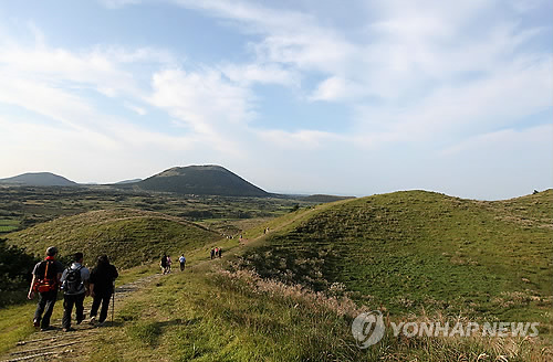 용눈이오름에서 본 다랑쉬 오름