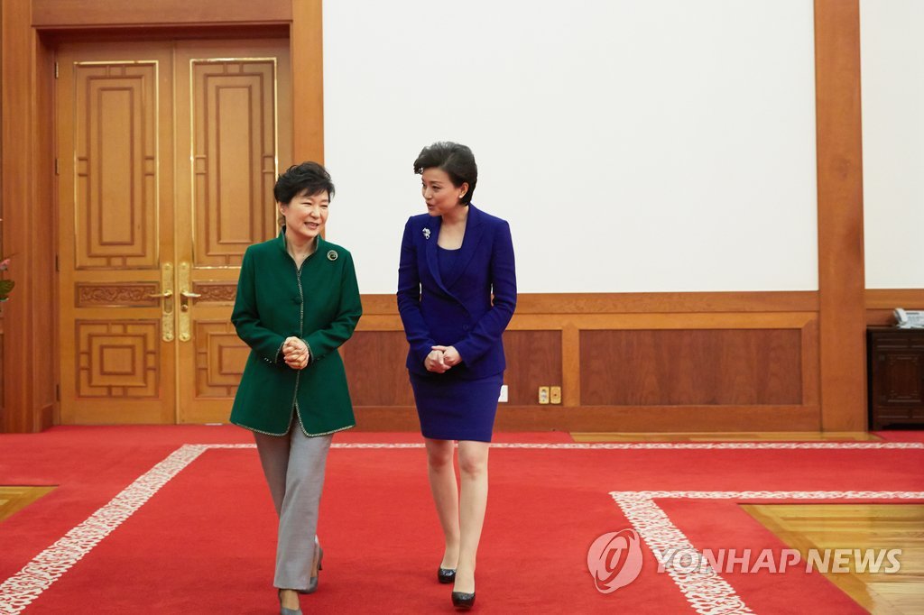 박근혜 대통령이 6일 청와대에서 양란 중국양광미디어그룹 회장과 인터뷰를 가진 뒤 접견실을 나서고 있다.