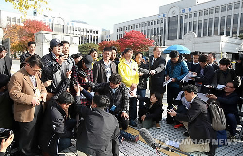 기자회견하는 유가족