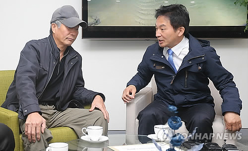 13일 원희룡 제주시사(오른쪽)가 제주도청 집무실에서 조경철 강정마을 회장과 면담을 하고 있다.