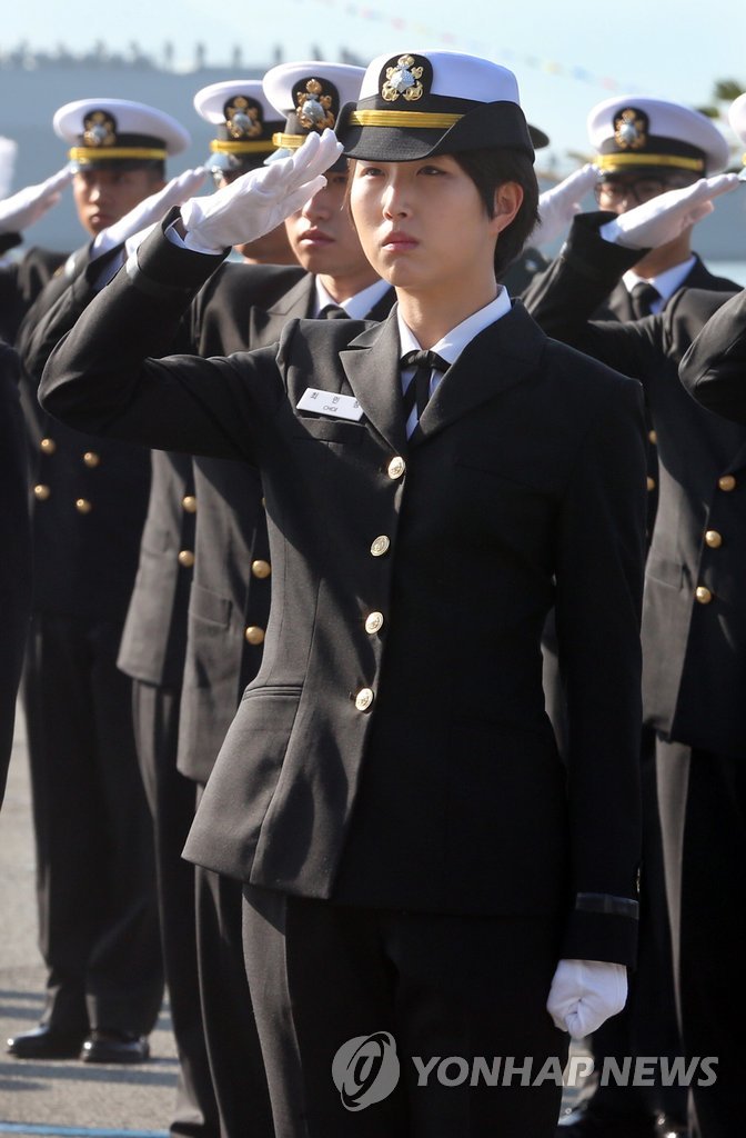 최태원 SK그룹 회장 둘째딸 민정 씨가 지난달 26일 오후 경남 해군사관학교 연병장에서 열린 제117기 해군 사관후보생 임관식에서 경례를 하고 있다.