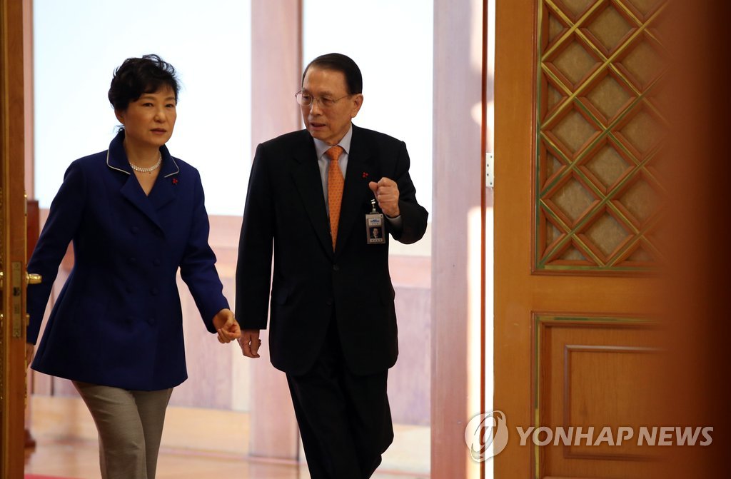 박근혜 대통령(왼쪽)과 김기춘 전 대통령 비서실장 [연합뉴스 자료사진]