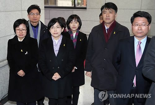 굳은 표정의 통합진보당 소속 의원들