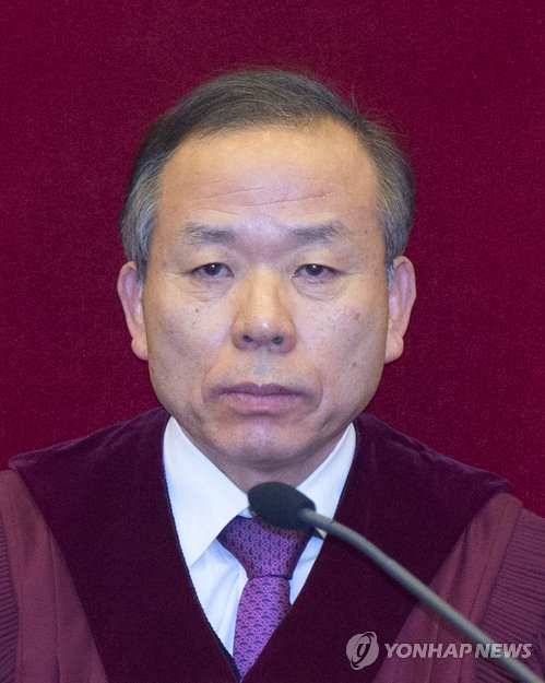 결정 요지 듣는 김이수 헌법재판관