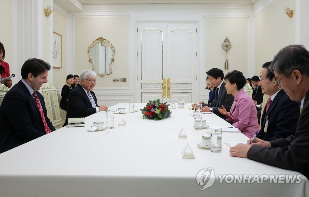 박 대통령, 혼다 의원 접견