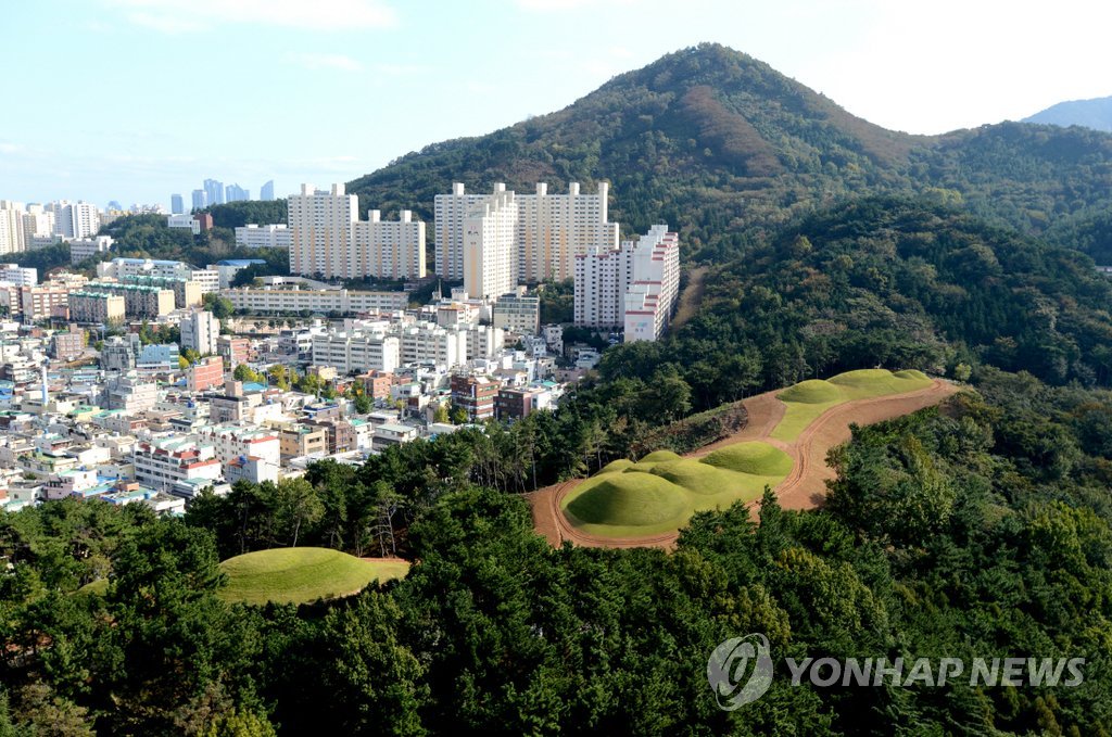 말끔하게 복원된 '연산동 고분군'