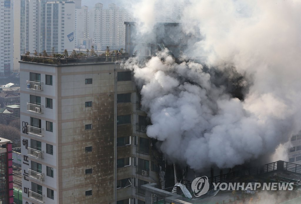 10일 오전 경기도 의정부시 의정부동의 한 아파트에서 불이 나 연기와 불길이 피어오르고 있다. 