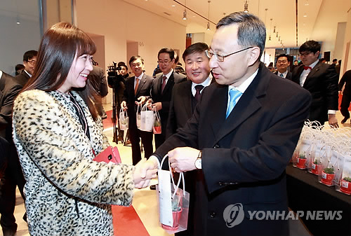 신사옥 입주 축하 화분 나눠주는 황창규 KT 회장