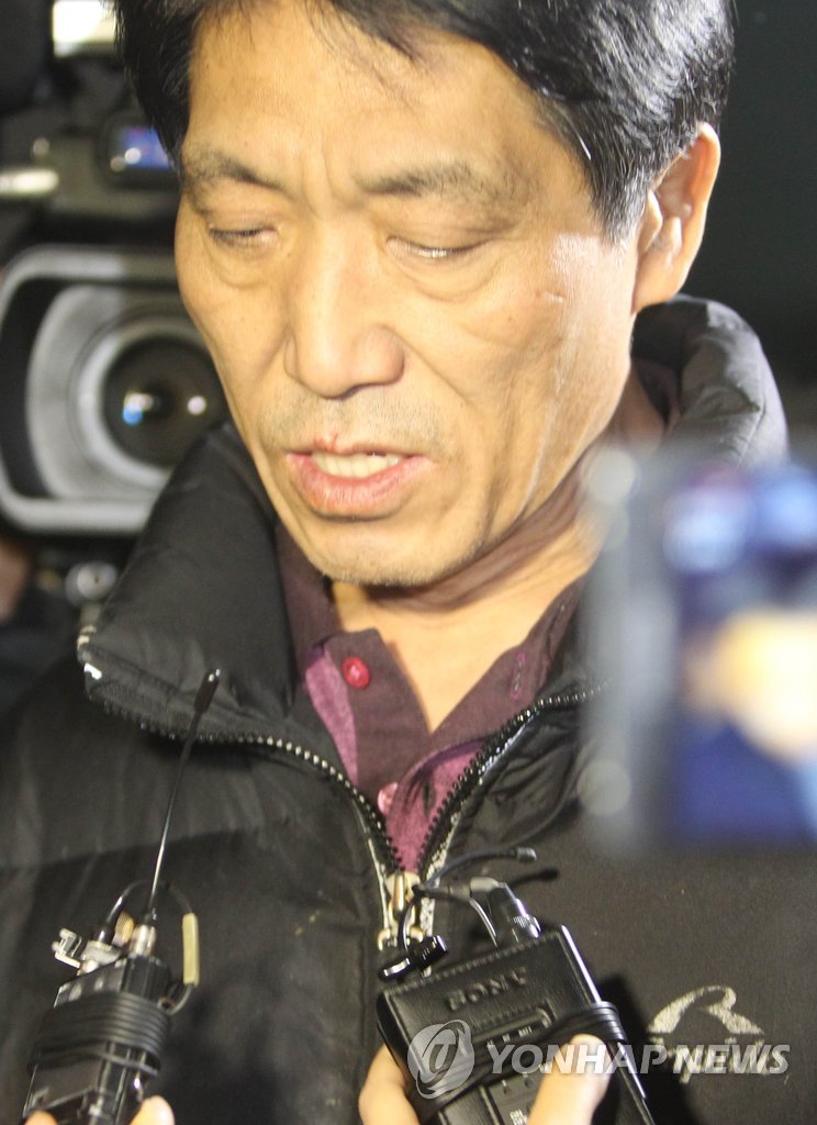 30일 새벽 청주흥덕경찰서를 찾은 '크림빵 뺑소니' 피해자 강모(29)씨의 아버지 태호(58)씨가 취재진의 질문에 답하고 있다. 