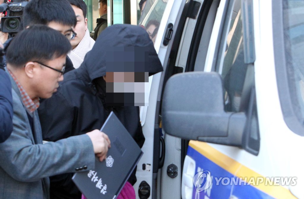 (청주=연합뉴스) 김형우 기자 = '크림빵 뺑소니' 사건 피의자 허모(37)씨가 지난달 31일 영장실질심사를 받기 위해 청주흥덕경찰서를 나서고 있다. 