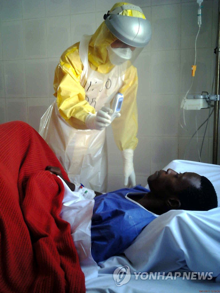 한국 에볼라 긴급구호대(KDRT) 의료진의 현지 활동 모습. (외교부 제공)