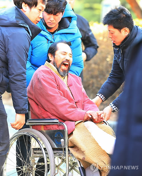 고통스러워하는 김기종
