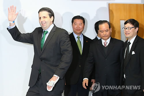 기자회견장 들어서는 리퍼트 대사