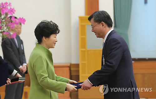 우병우 민정수석에게 임명장 수여하는 박 대통령