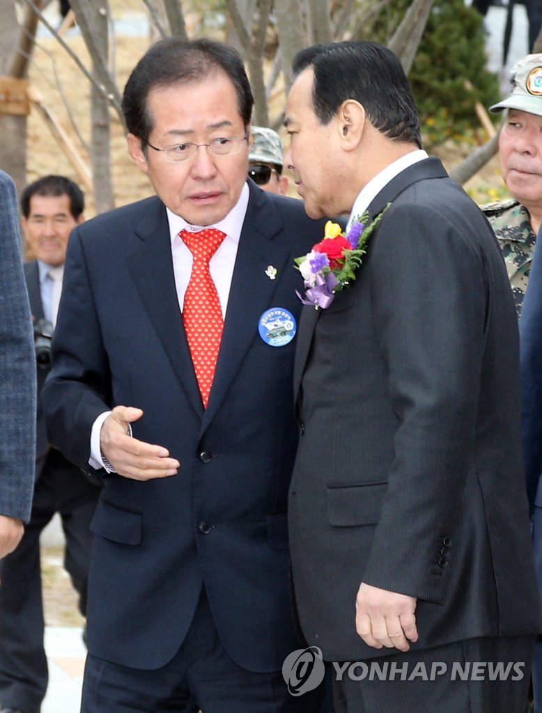 이완구 전 총리(오른쪽)와 홍준표 경남도지사 (연합뉴스 자료사진)