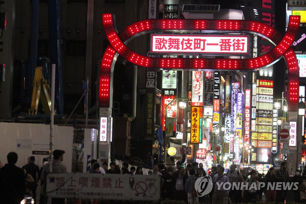 유흥업소 밀집지구 도쿄 가부키초의 인파