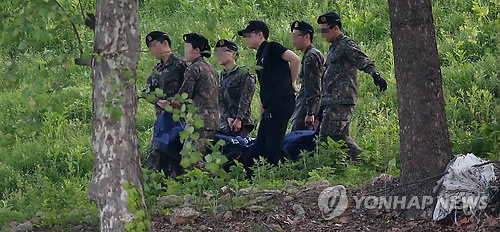 들 것에 실린 총기 난사 예비군