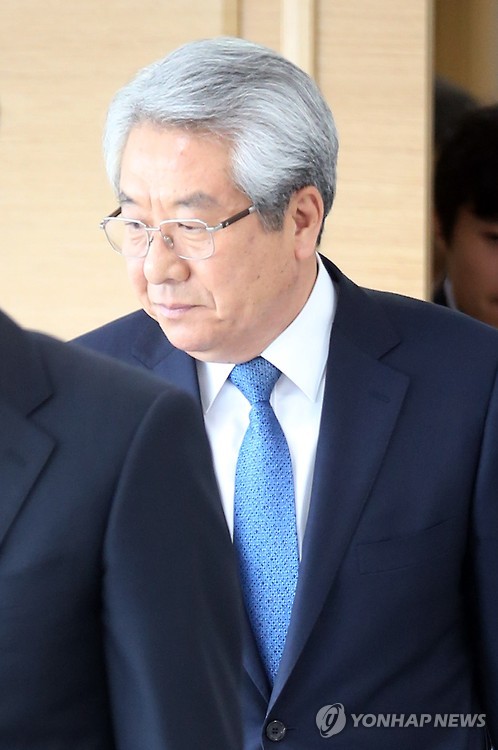 재판받고 나오는 김복만 교육감