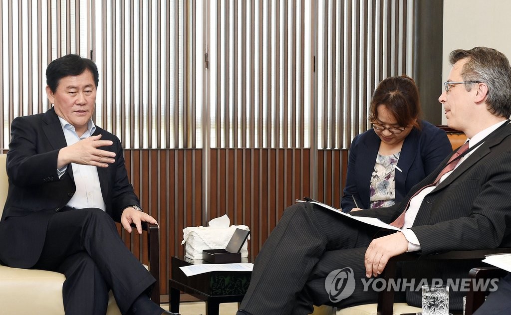 최경환 경제부총리가 지난 6월 1일 정부세종청사에서 모리츠 크래머 S&P 국가신용등급 글로벌 총괄과 면담하고 있는 모습.<기획재정부 제공>