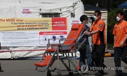 지난 2일 오전 종로구 서울대학교병원 응급실 입구에 설치된 메르스 의심환자 격리센터(의심증상 검사 및 임시 수용시설) 앞을 119 구조대원들이 지나가는 모습.