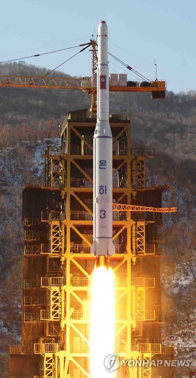 북한 조선중앙통신이 2012년 12월 보도한 평안북도 철산군 동창리 서해위성발사장에서 발사되고 있는 북한 장거리 로켓 은하3호. (연합뉴스 자료사진)