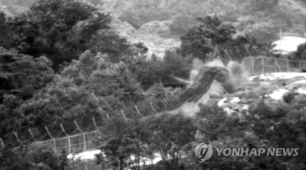 지난 4월 북한군이 파묻은 목함지뢰가 폭발해 우리 군 수색대원 2명이 중상을 입었다.(연합뉴스 자료사진)