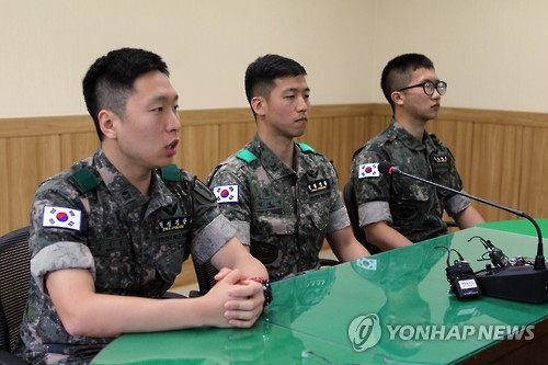 기자회견하는 지뢰폭발 사고 당시 장병들