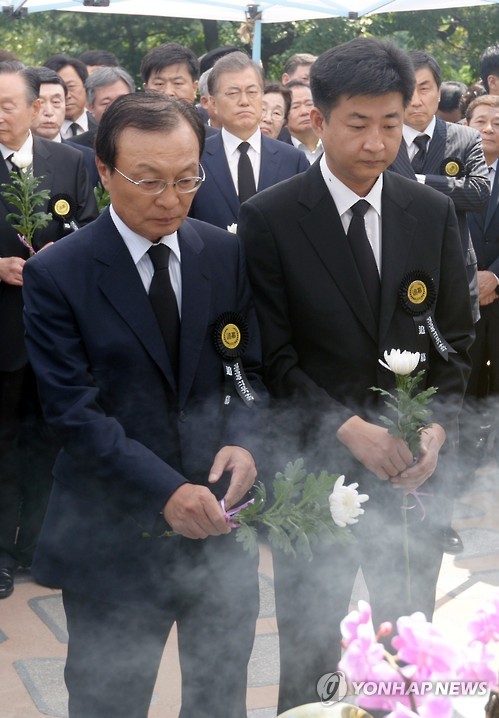 이해찬 의원(좌)과 노건호씨(우)