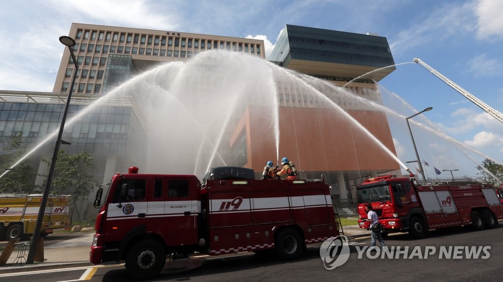지난해 정부세종청사에서 열린 긴급구조훈련(연합뉴스 자료사진)