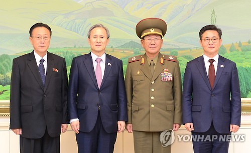 기념촬영하는 남북대표단