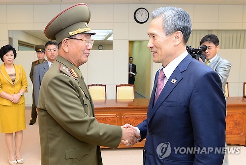 악수하는 김관진과 황병서