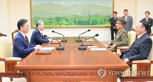 밝은 표정의 남북대표단