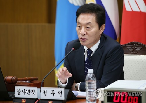 발언하는 정두언 국방위원장